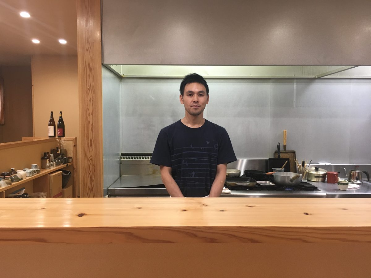 手打そば優心のカウンターに立つ店主